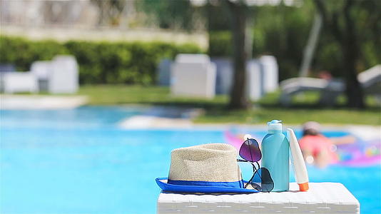 防晒帽和太阳镜在游泳池附近的太阳镜上视频的预览图