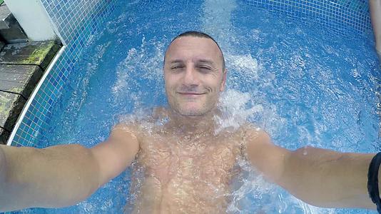 人类在温泉热温泉游泳池放松身体视频的预览图