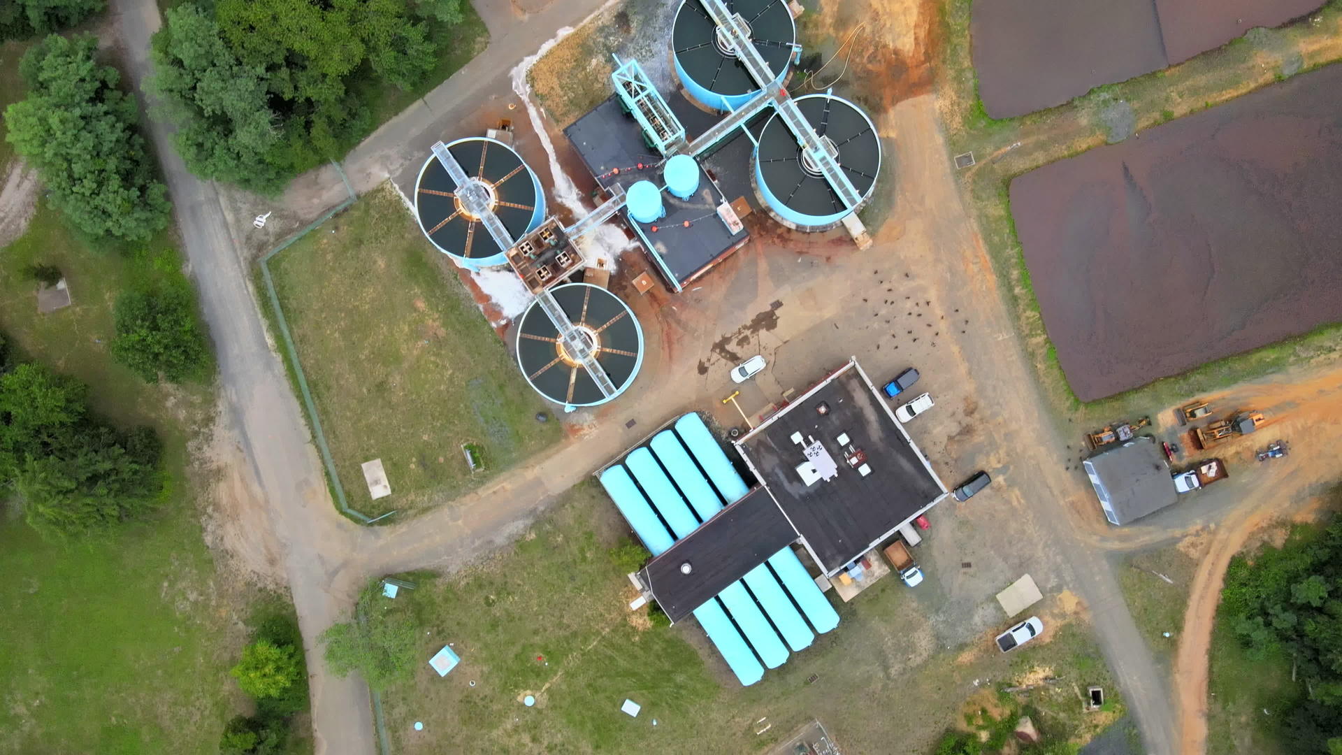现代污水处理厂废水处理工业鸟瞰图视频的预览图