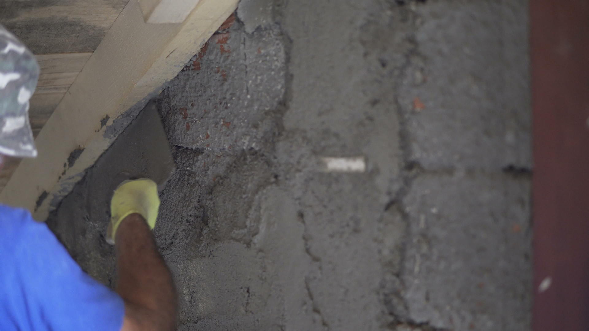 建筑工地的石膏水泥墙和高压板加固线视频的预览图
