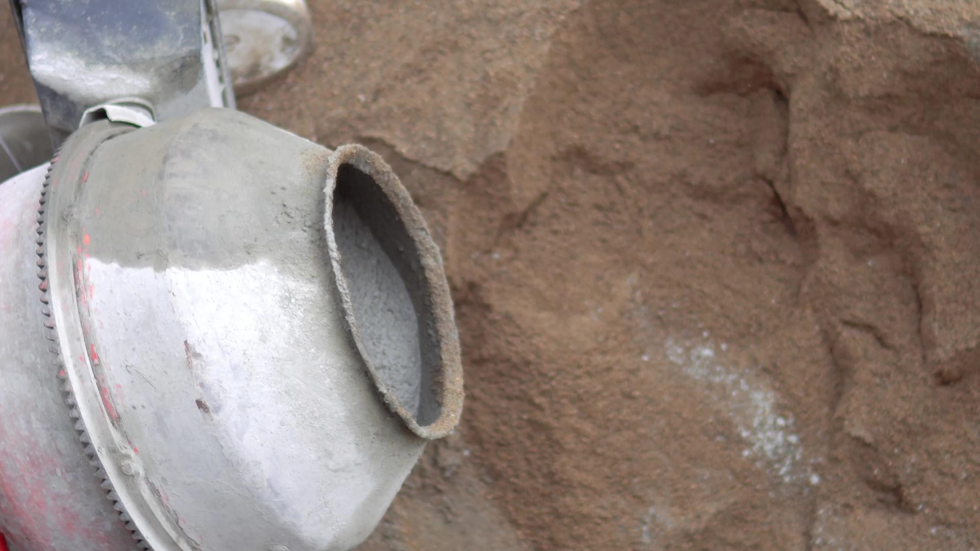 含沙石的混凝土搅拌机视频的预览图