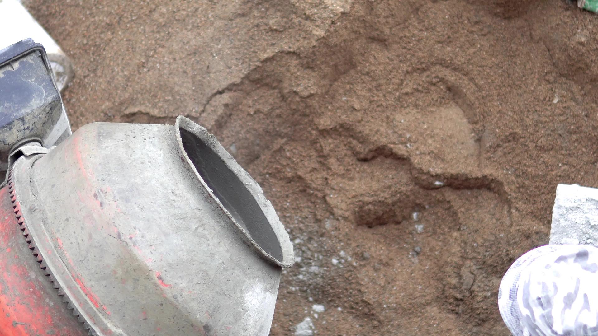 建筑工人在搅拌机中制造混凝土视频的预览图