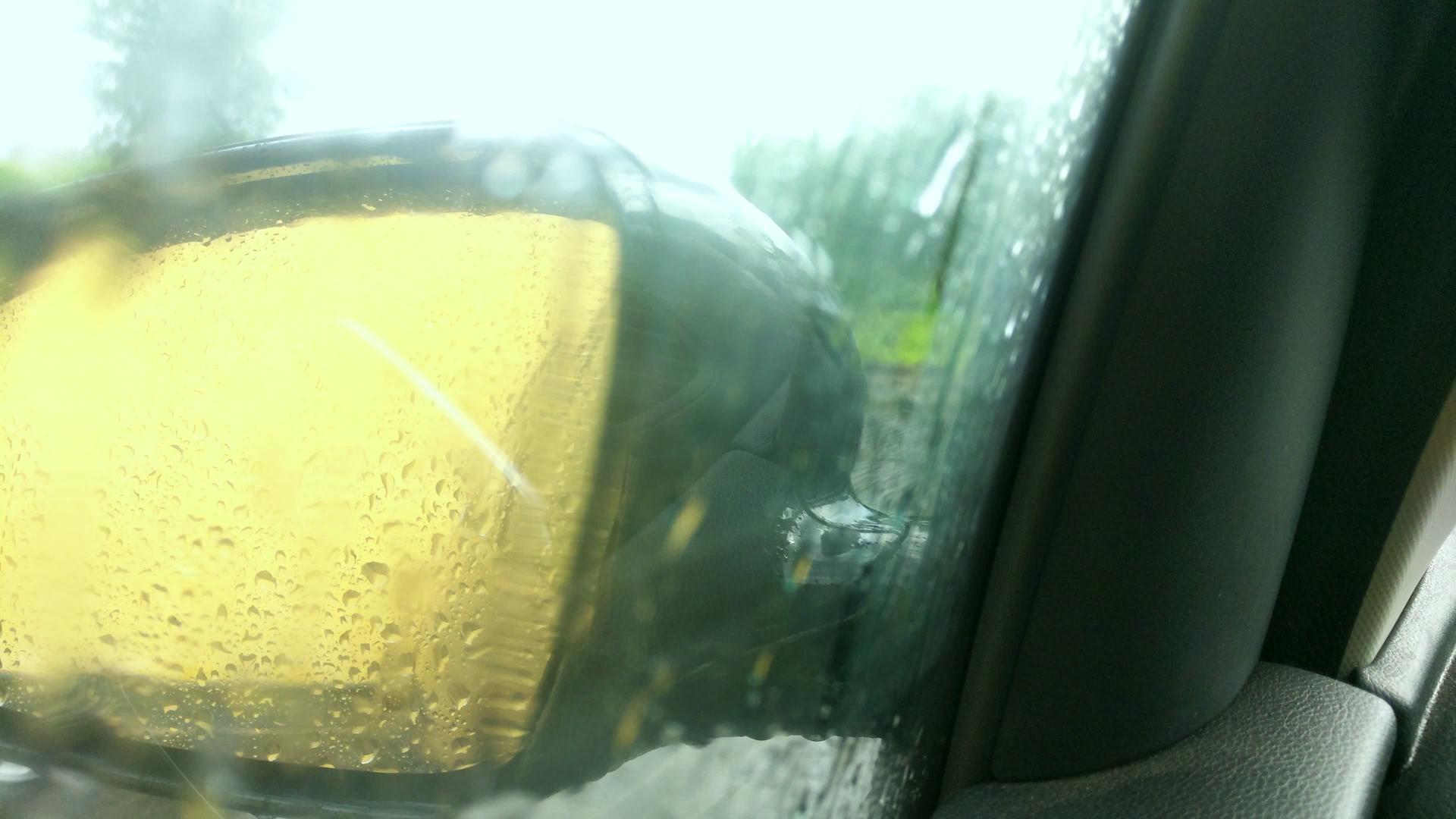 雨滴从汽车的玻璃上流下来视频的预览图