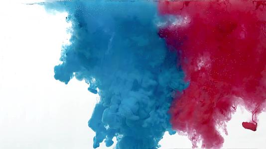 滴灌和溶解两种颜色的油漆视频的预览图