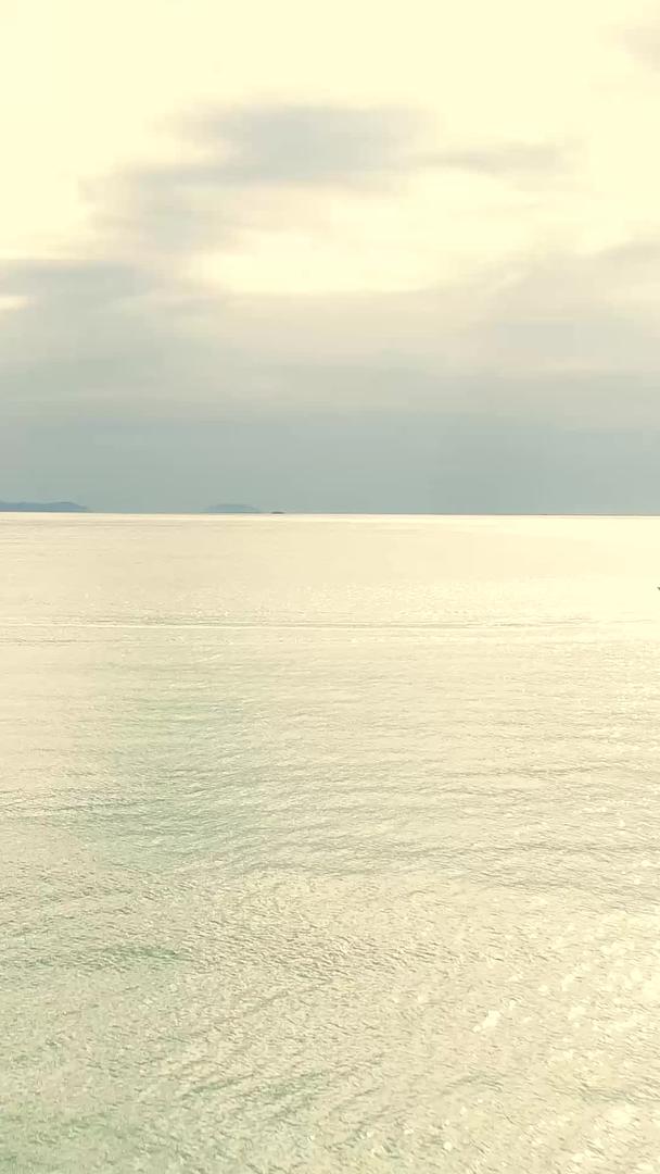 海上快艇在阳光下航拍视频的预览图