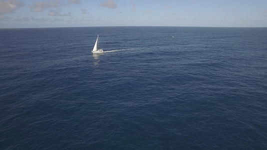 白色游艇在清空的蓝色海洋中航行直接航行到毛里提乌斯岛视频的预览图
