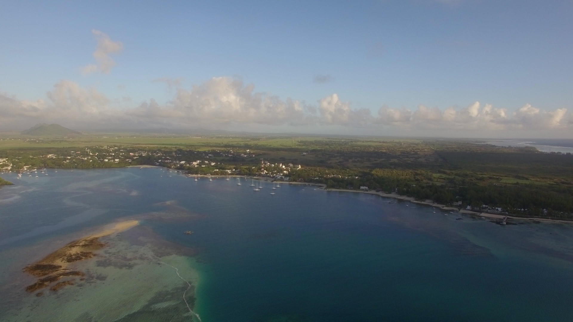 以海滩和开放的印度洋水毛里岛为代表的海岸海岸视频的预览图