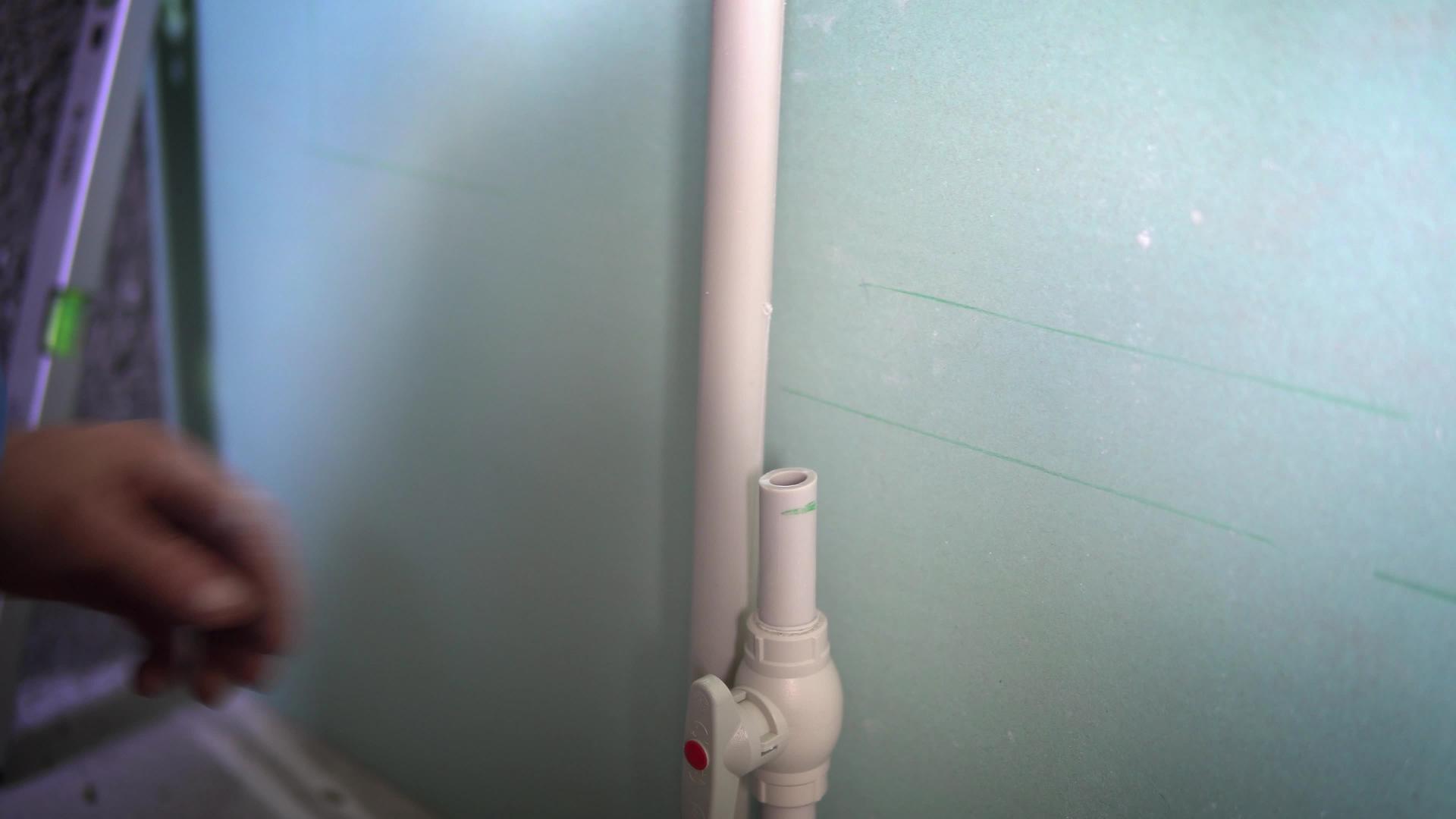 安装家用水管的塑料水管视频的预览图