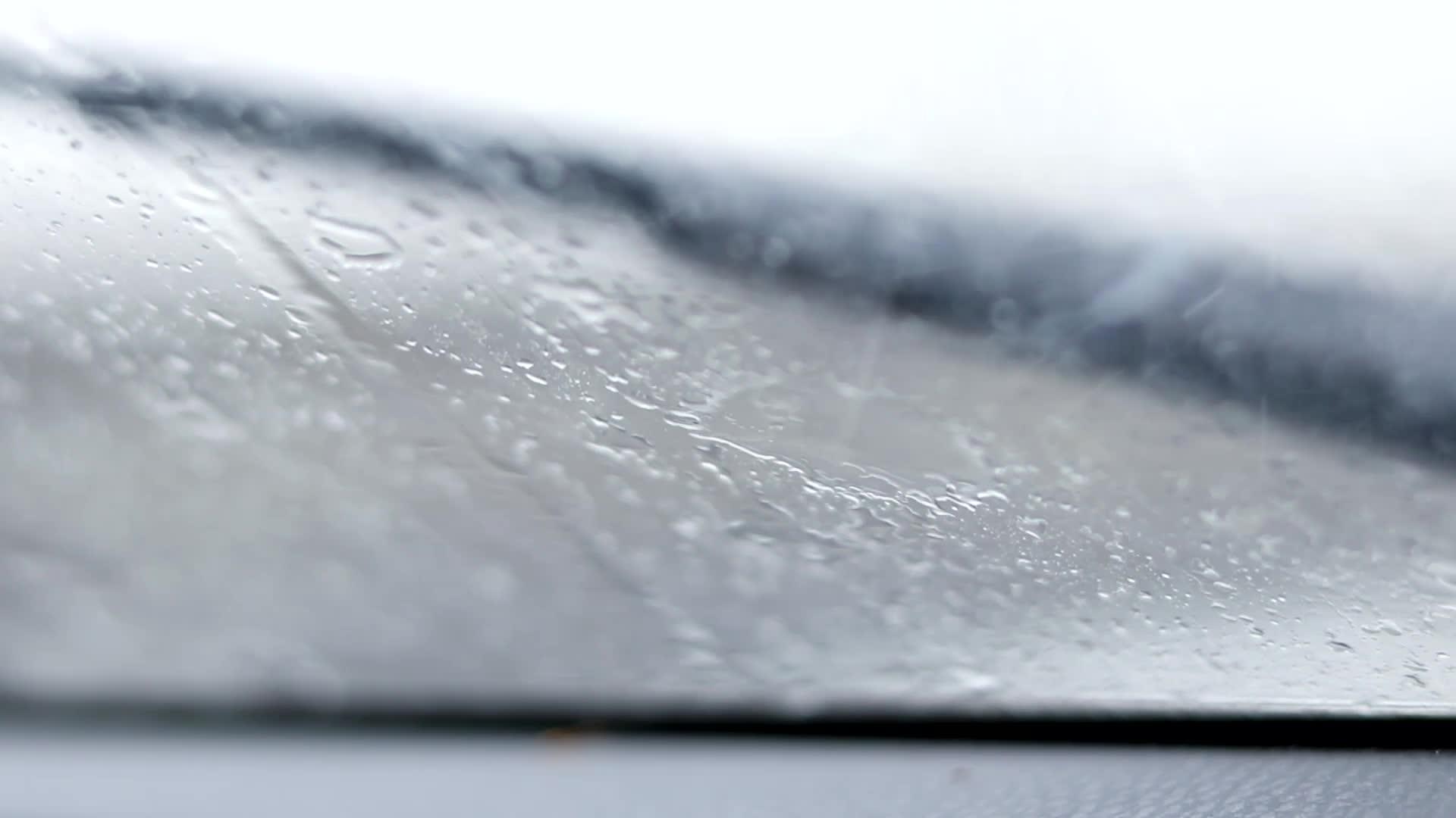 挡风玻璃雨刮器擦拭挡风玻璃上的雨水视频的预览图