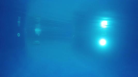 自动游泳池清洗机水下弹射器视频的预览图