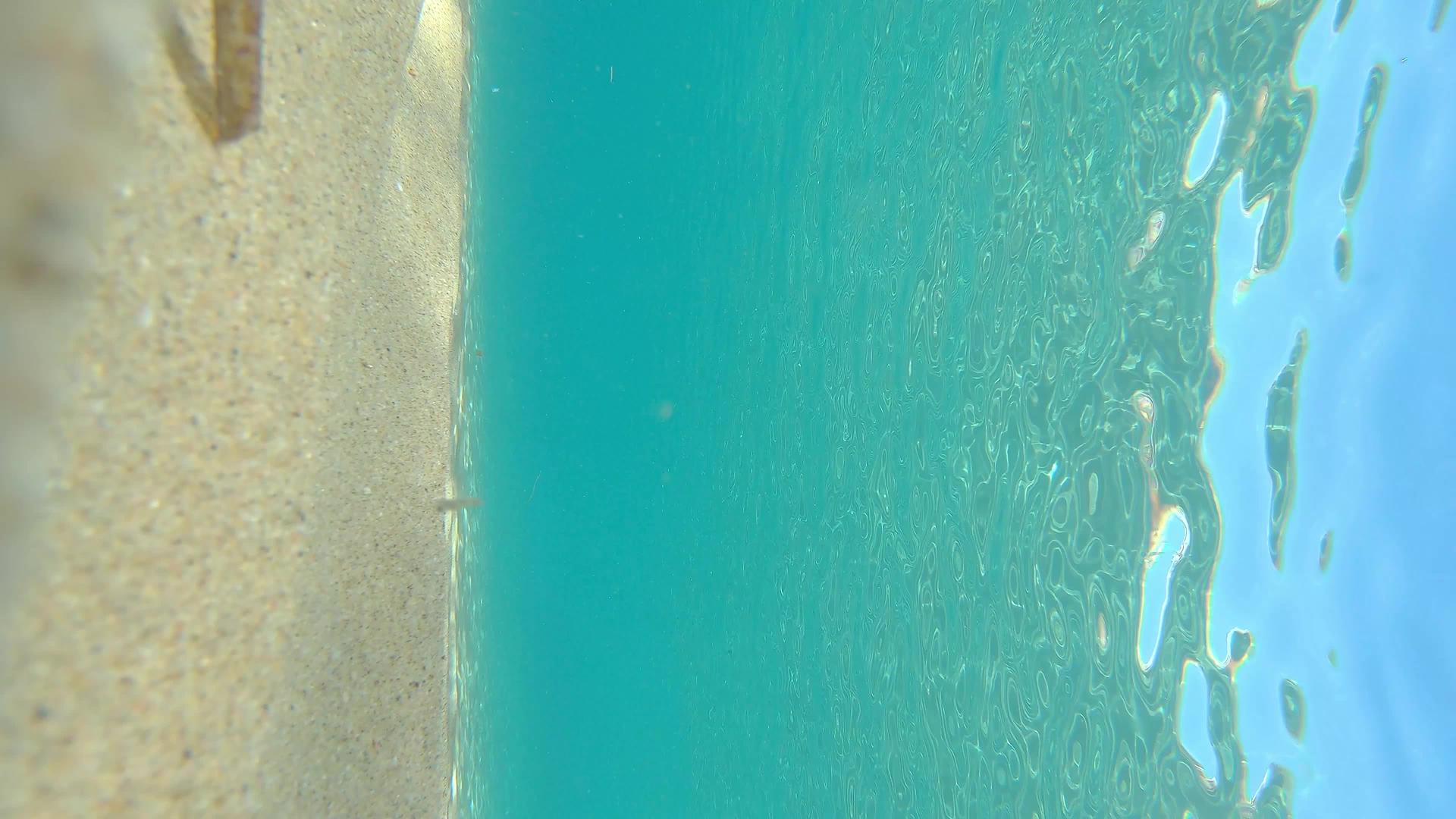 西班牙海滩上透明的蓝色水的成本是10亿美元的垂直带子视频的预览图