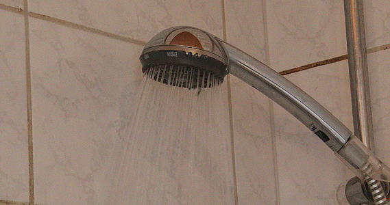 从浴室染色板淋浴头流出的热水喷气式喷气式喷气式喷气式喷气式喷气式视频的预览图