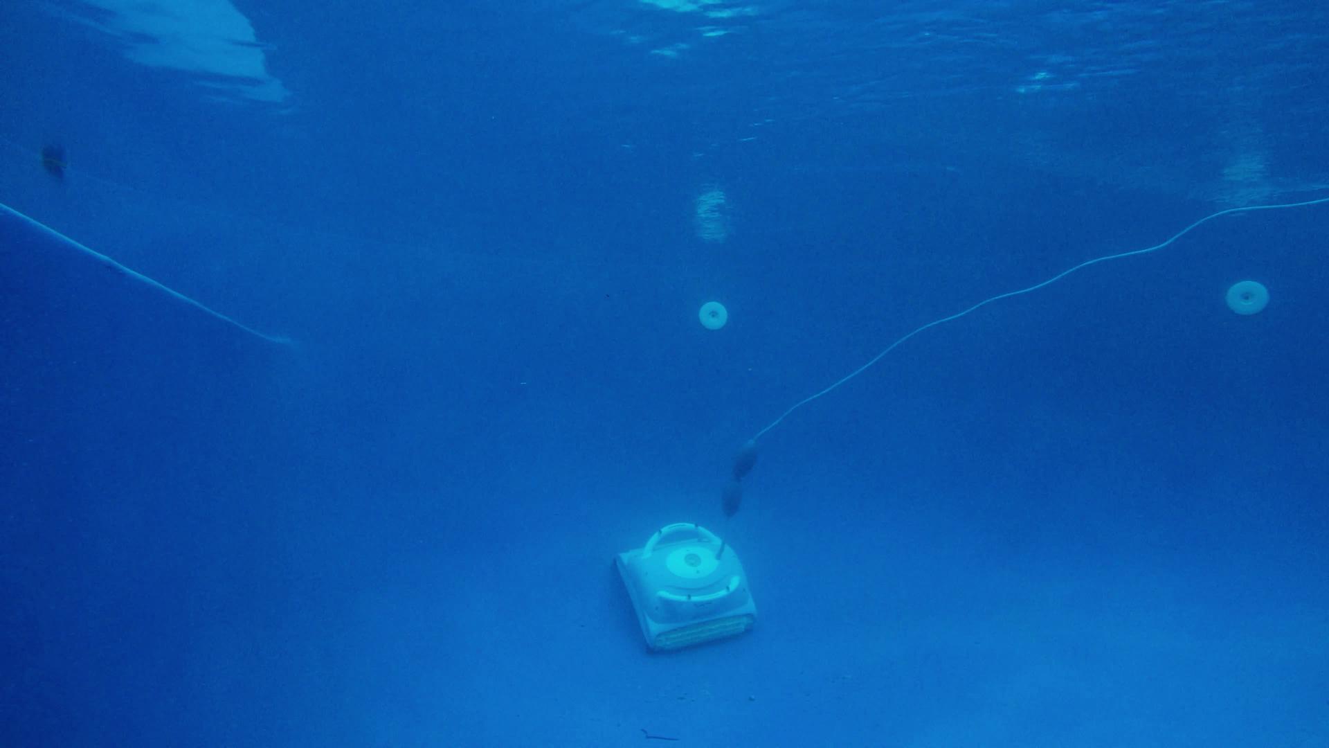 自动游泳池清洗机水下弹射器视频的预览图