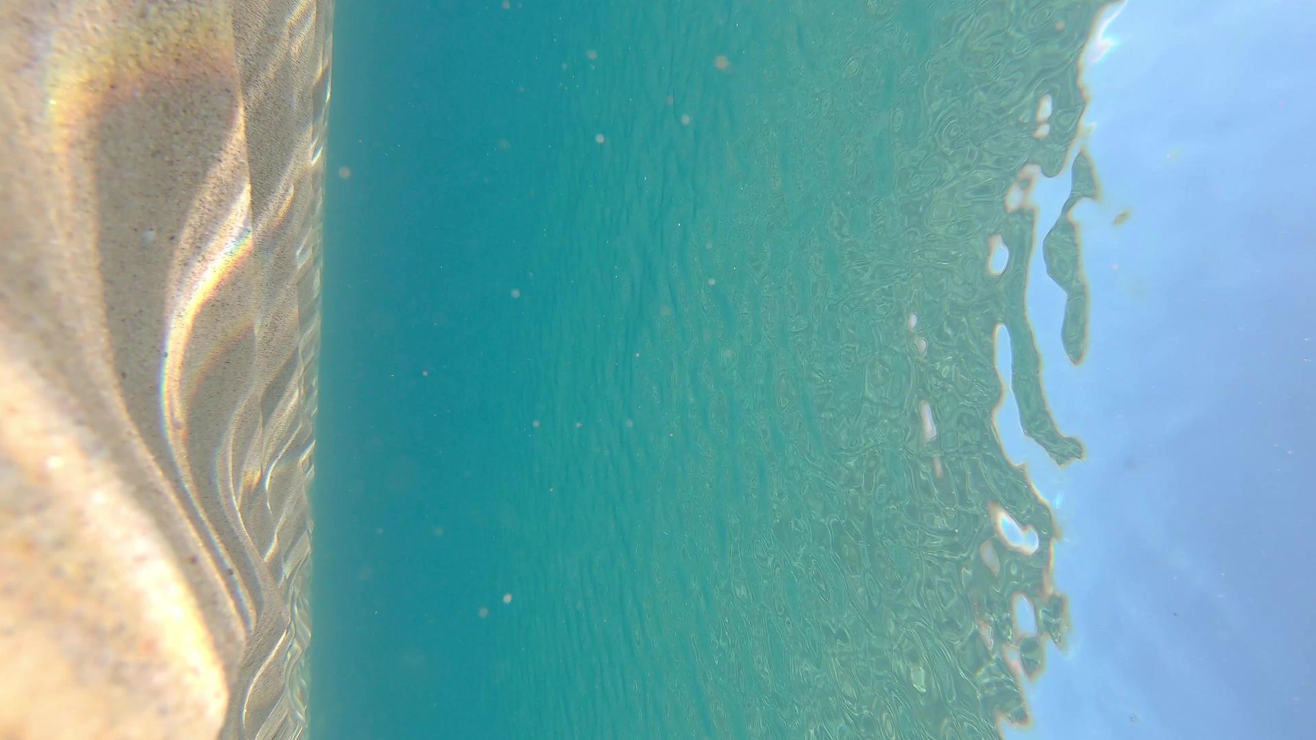 西班牙海滩上透明的蓝色水的成本是10亿美元的垂直带子视频的预览图