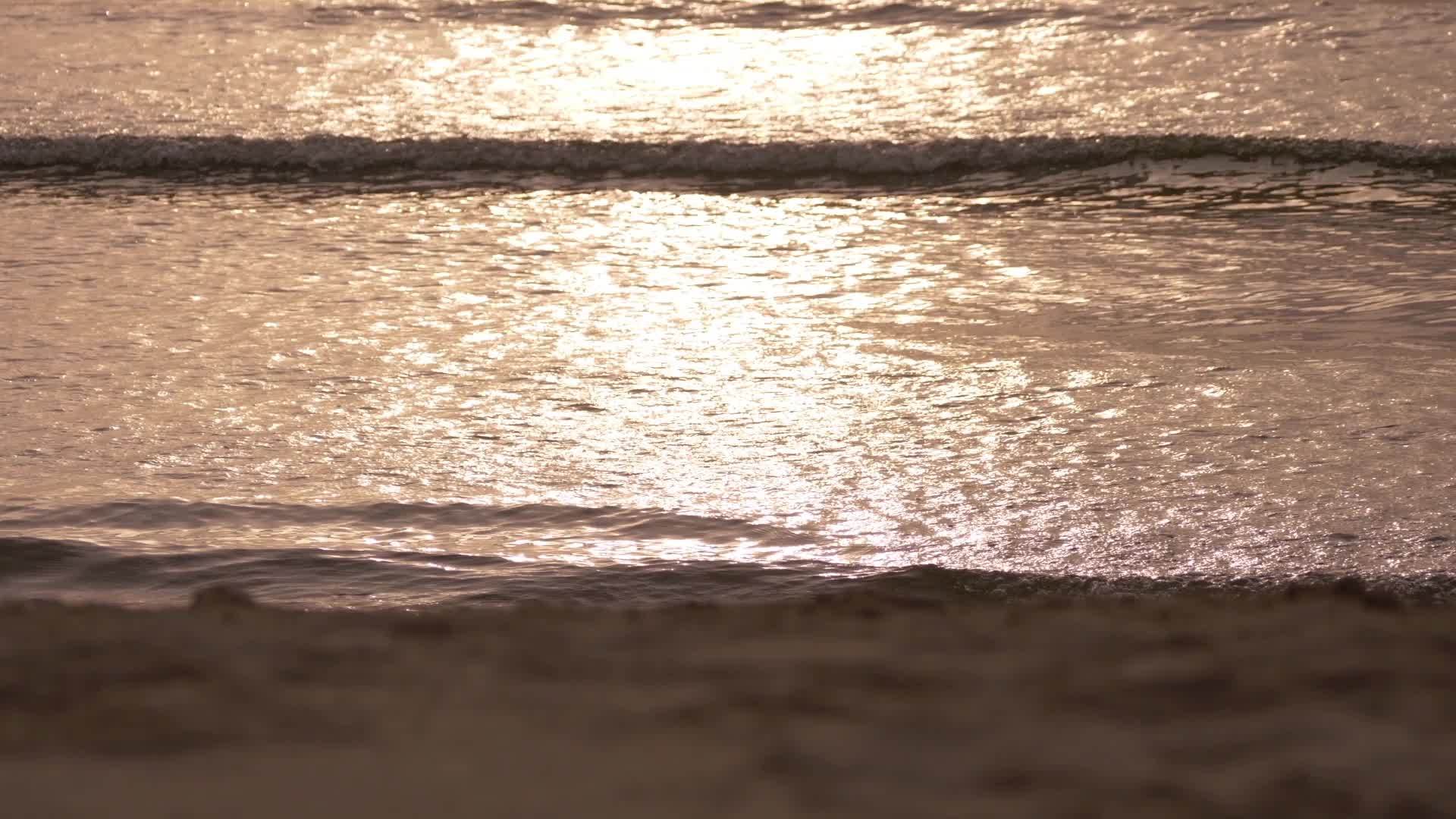蓝海日落时的波浪视频的预览图
