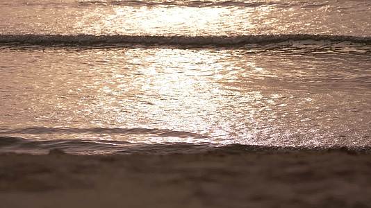 蓝海日落时的波浪视频的预览图