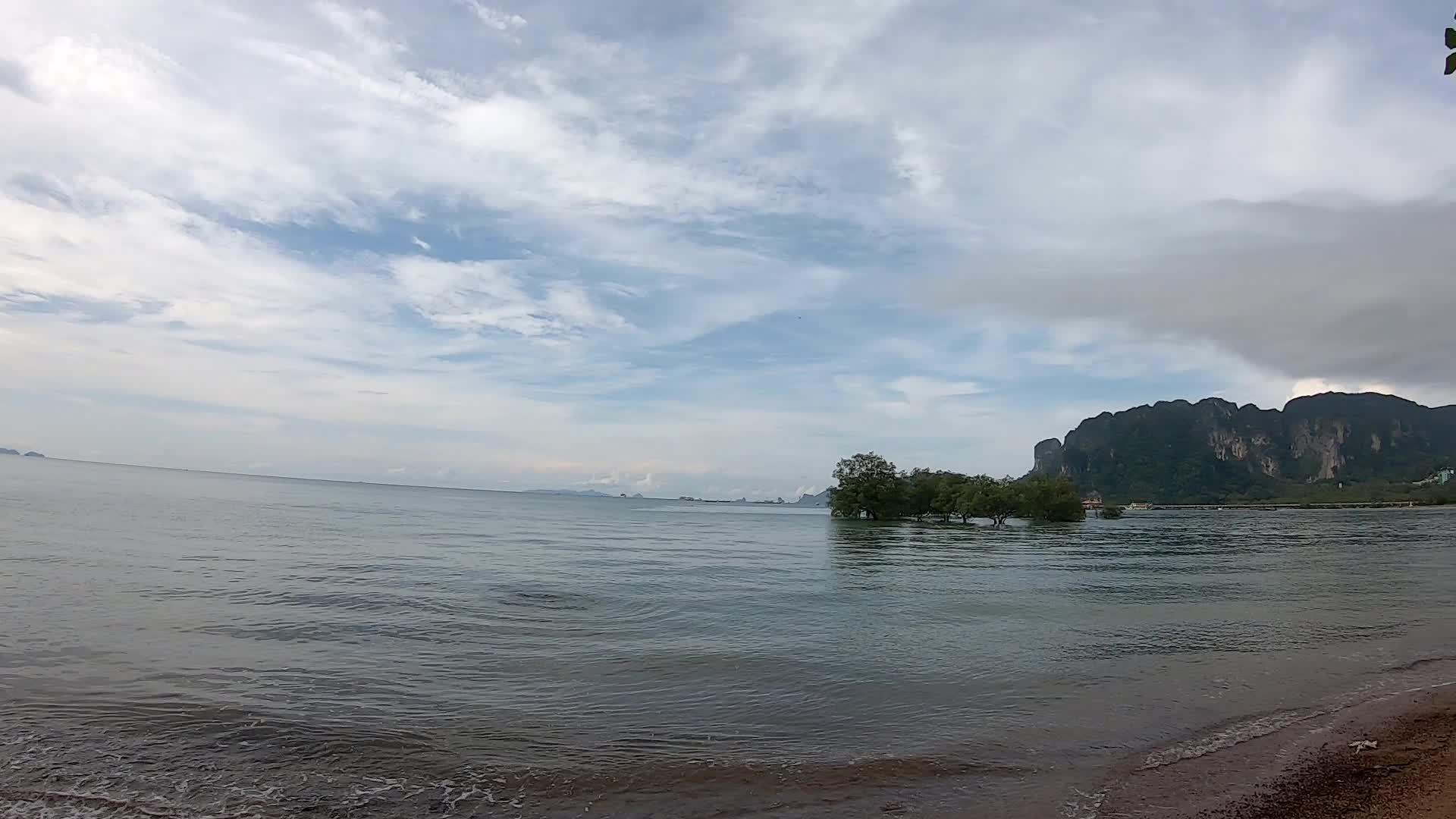 电影从左到右移动海浪冲击海滩的背景树和海滩Krabi视频的预览图