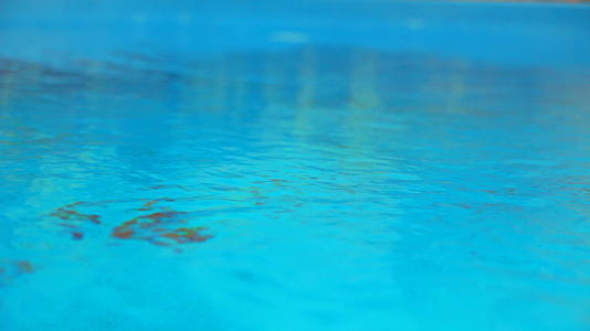 美丽清新的蓝泳池水视频的预览图