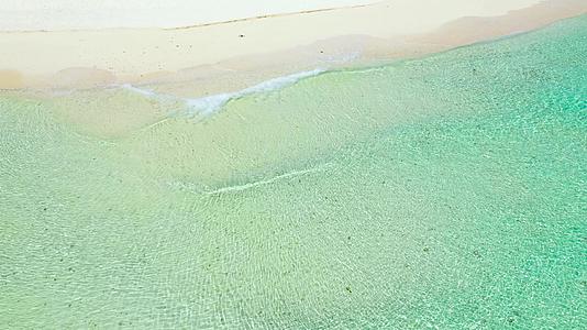 夏季沙滩和软波背景沙沙和海洋热带夏季概念和复制空间视频的预览图