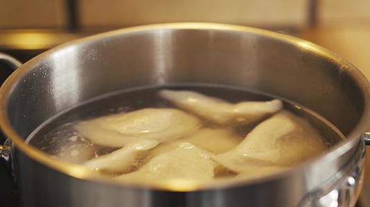 饺子几乎可以在一壶热水中旋转视频的预览图