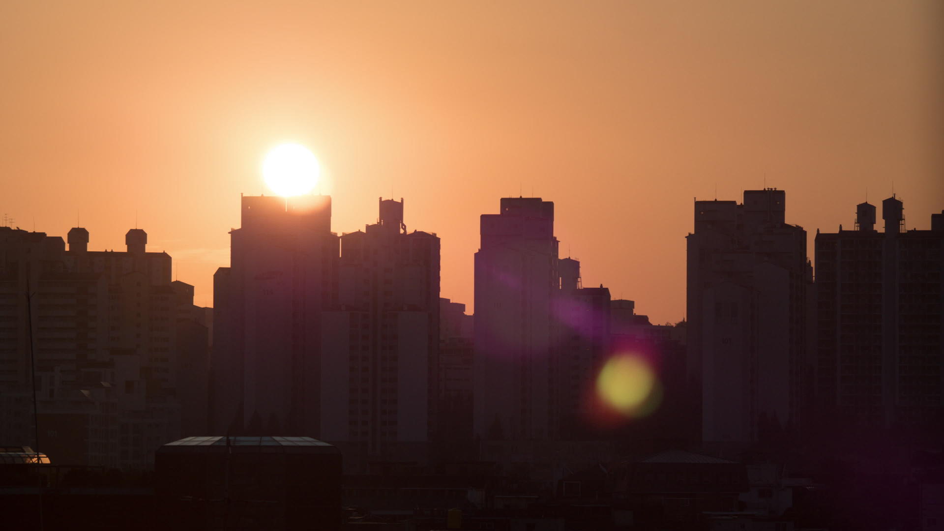 太阳升起并在天空中移动的时间照亮了韩国前方郊区的太阳视频的预览图