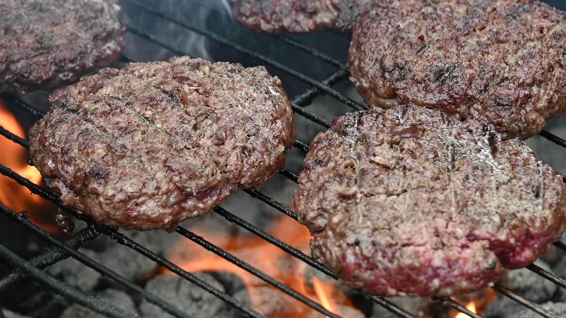 烧烤火焰烤架上的汉堡牛肉汉堡视频的预览图