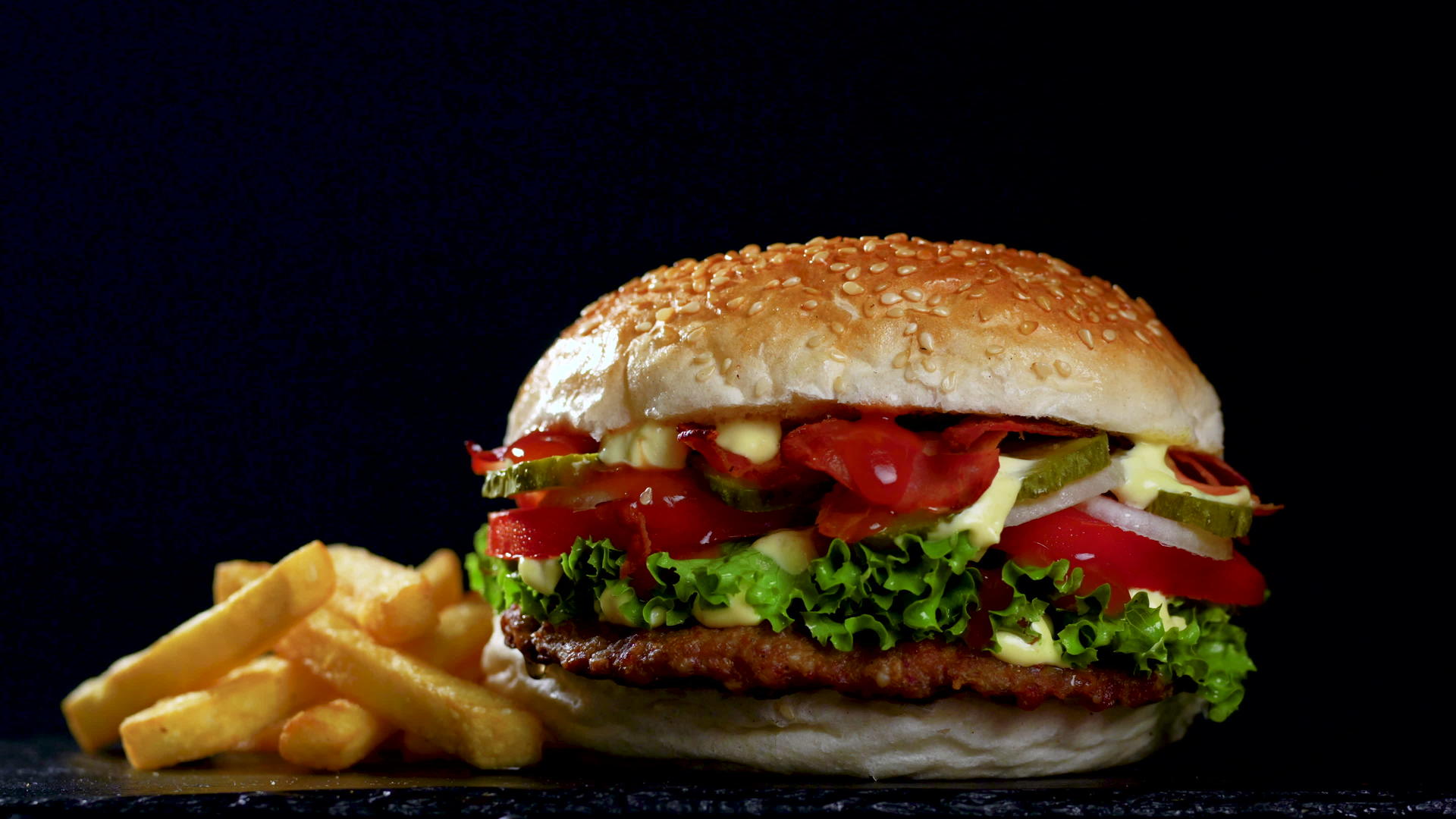 培根汉堡炸薯条面包牛肉生菜洋葱培根番茄酱视频的预览图