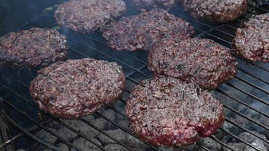 烧烤火焰烤架上的汉堡牛肉汉堡视频的预览图