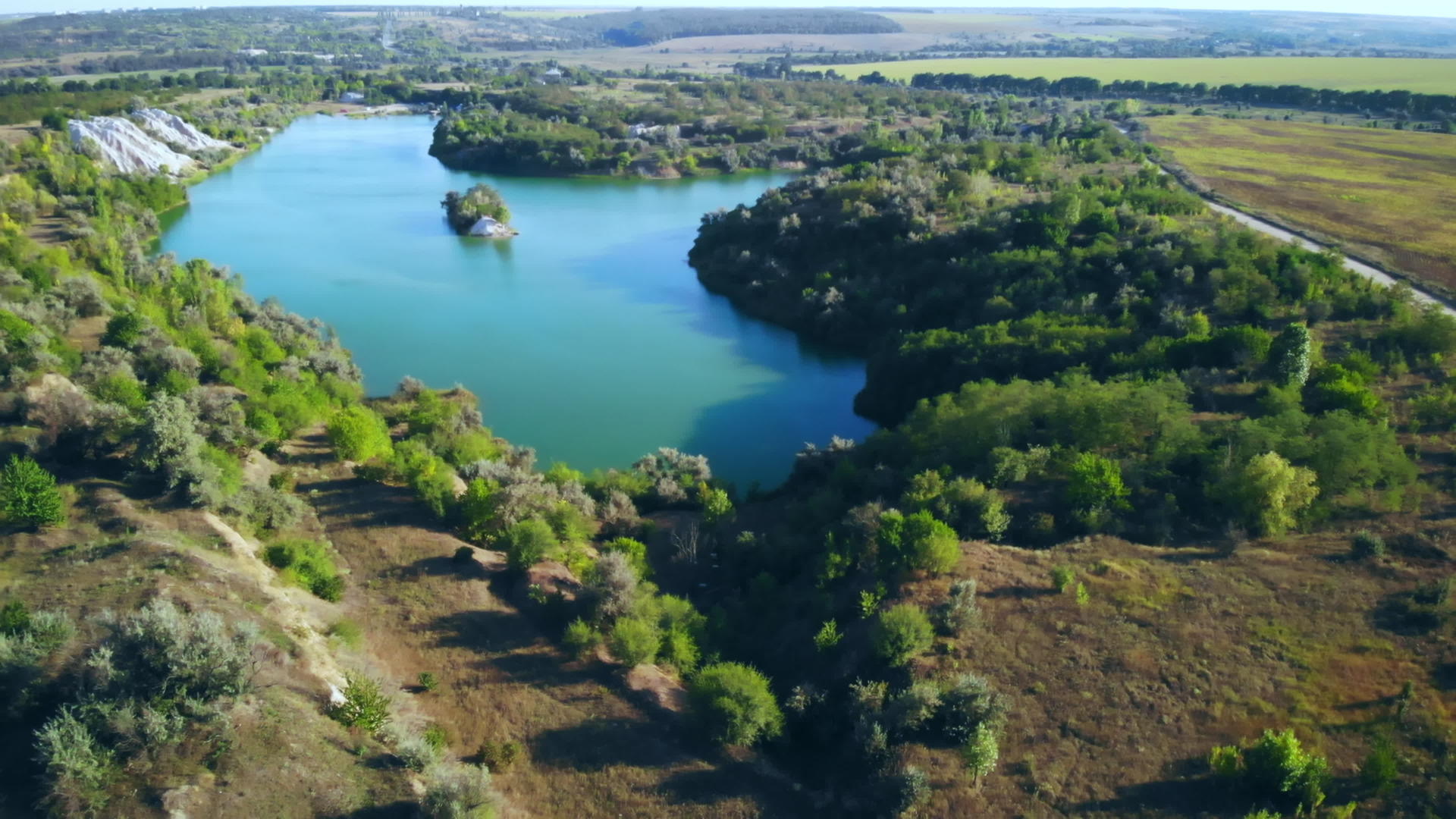 无人驾驶飞机飞越池塘视频的预览图