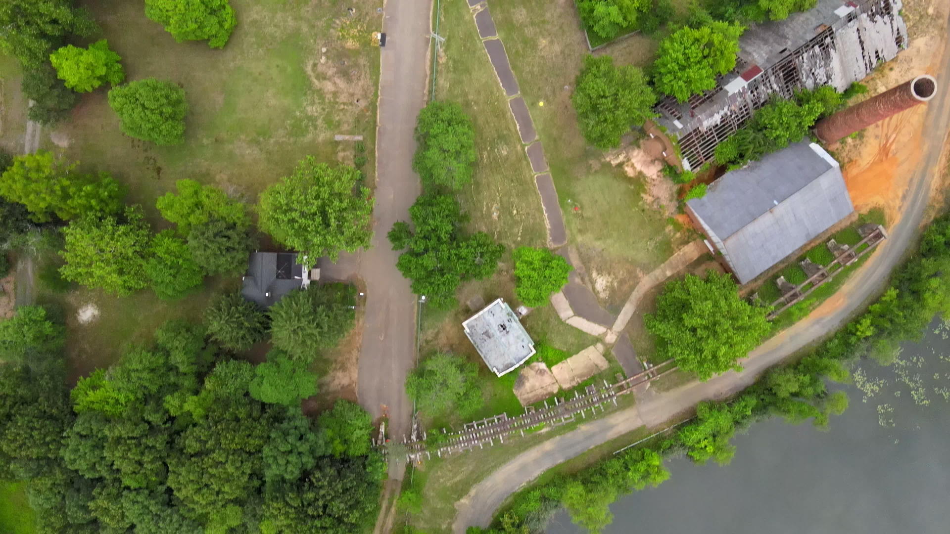 查看高地上方美丽的农田景观池塘观察空中飞行视频的预览图