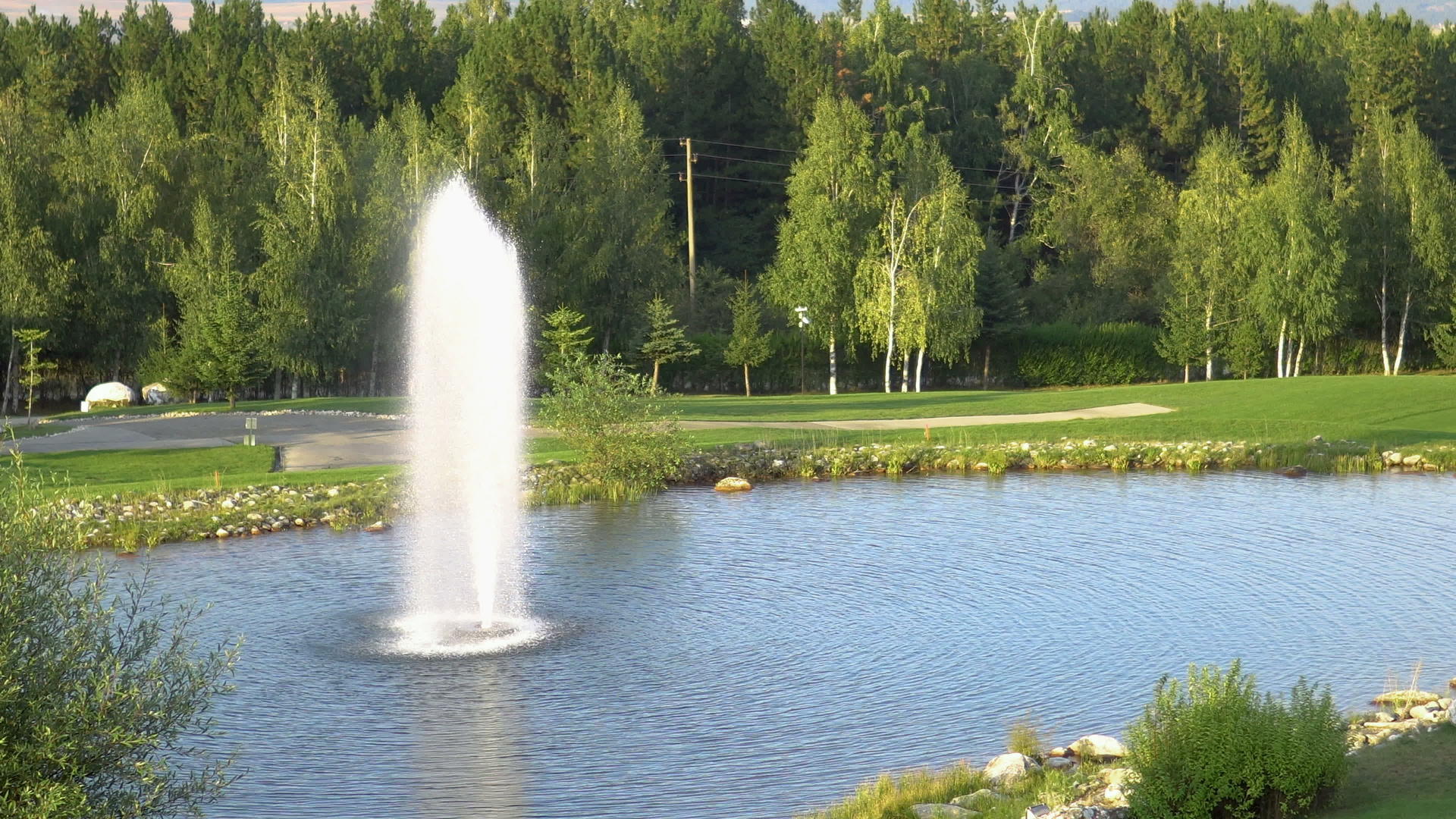 湖中的喷泉在一个豪华的度假胜地视频的预览图