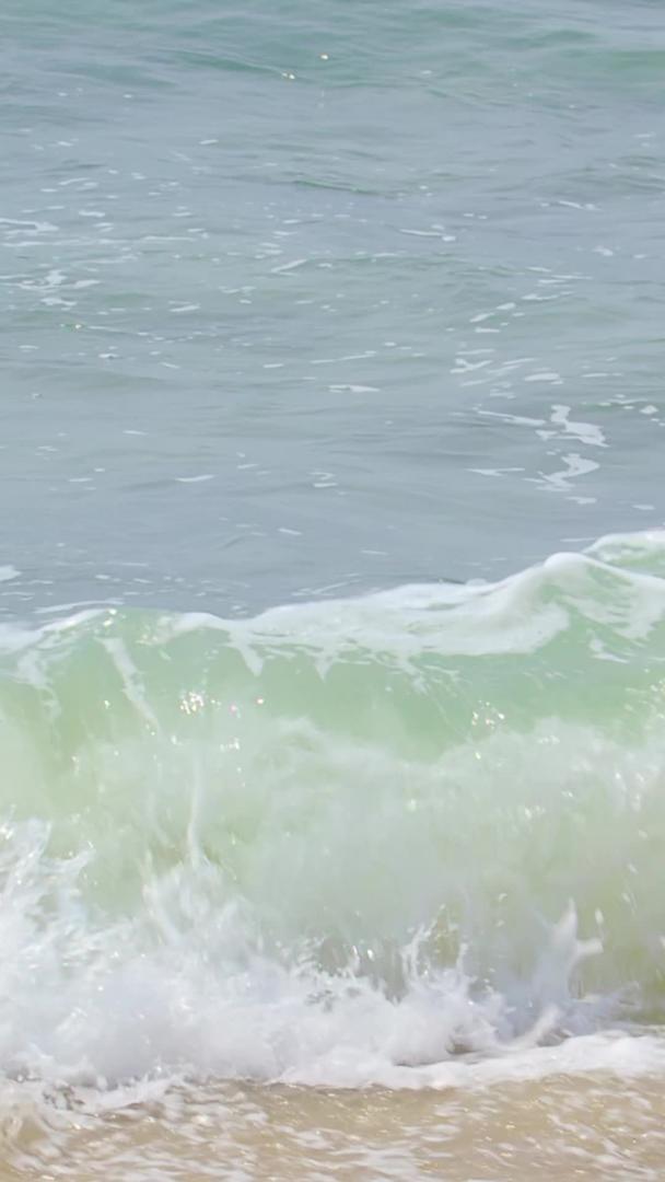 沿着海岸翻滚的浪花视频的预览图