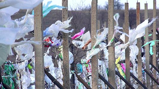 电线杆上的塑料袋污染了与铁屏障有关的大型垃圾场视频的预览图