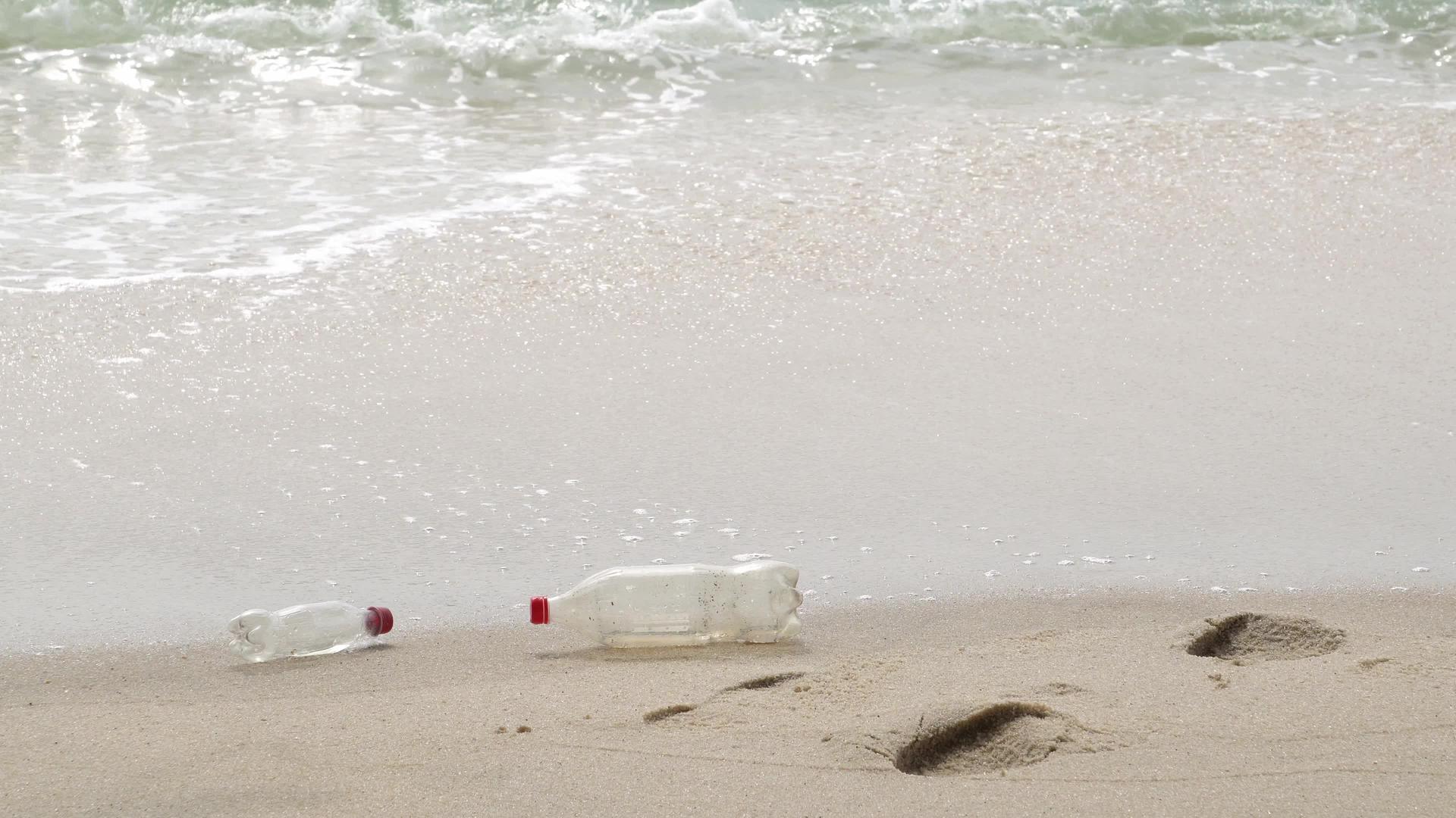 海滩上的塑料水瓶视频的预览图