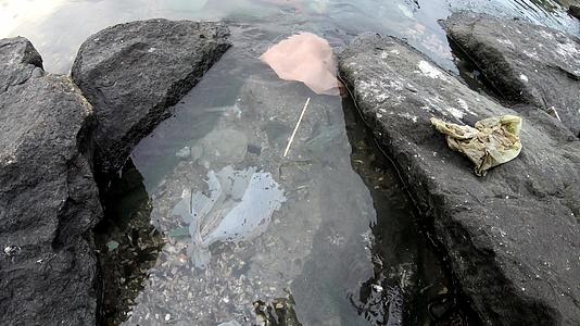 岩石和水中的塑料流视频的预览图