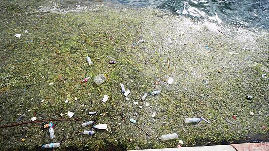 水塑料环境污染Thessaloniki市码头海水视频的预览图