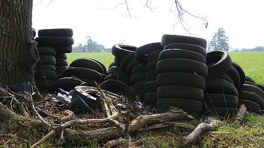 农村废旧轮胎堆积视频的预览图