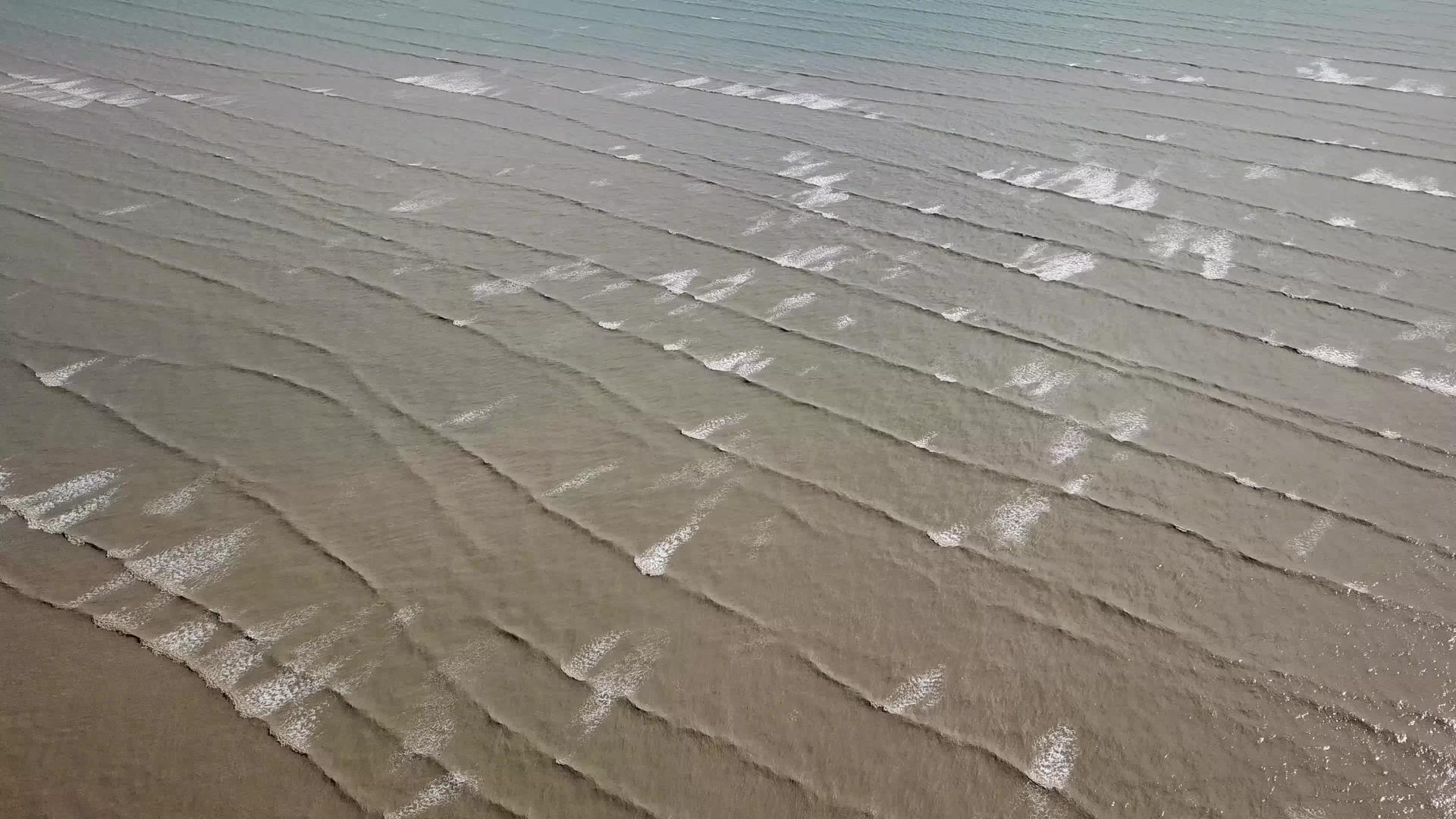 在Kuala在看空中的棕色波浪视频的预览图