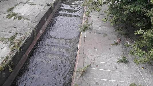 一条城市水泥下水道的小河流视频的预览图