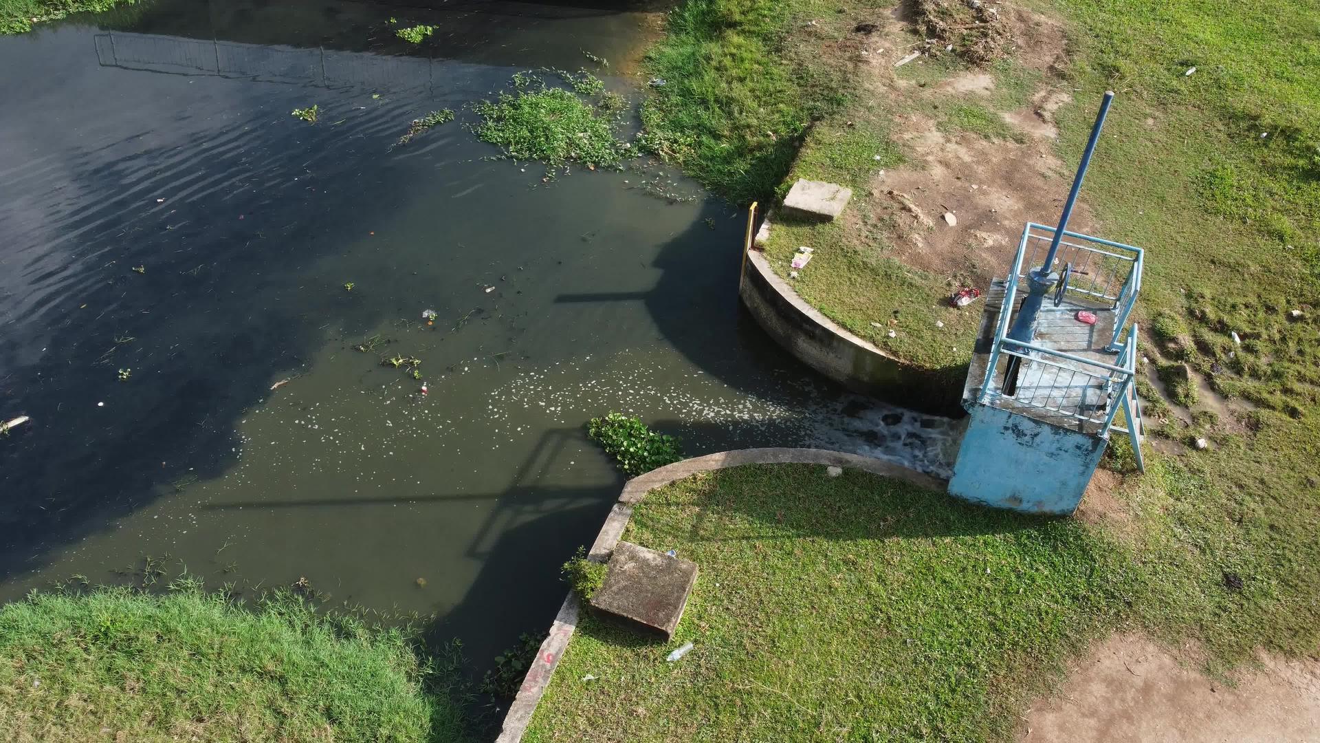 蓝色泵房的水污染问题视频的预览图