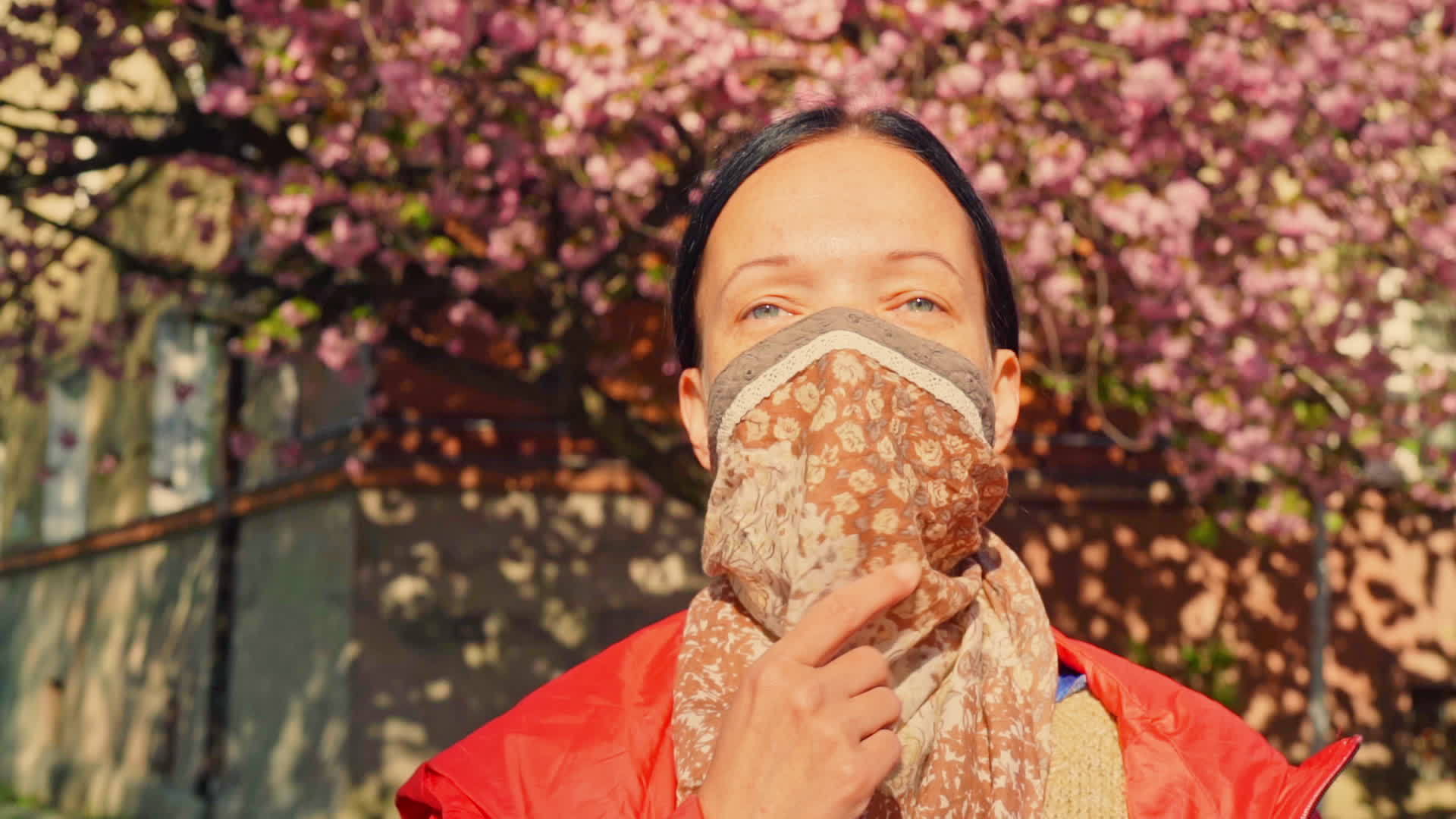 受污染的女性黑棕色面部保护视频的预览图