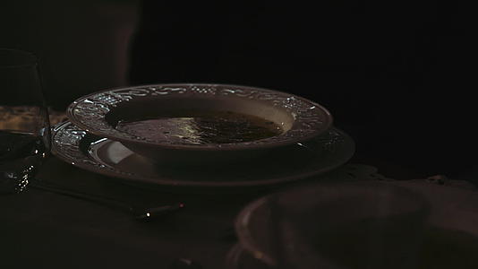 汤在经典的白瓷碗里视频的预览图