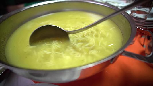 将热菜汤和卷轴和小菜混合在一起放在盘子里视频的预览图