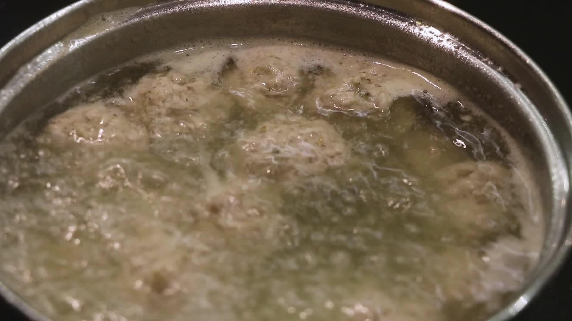 厨房里有沸腾的肉丸视频的预览图