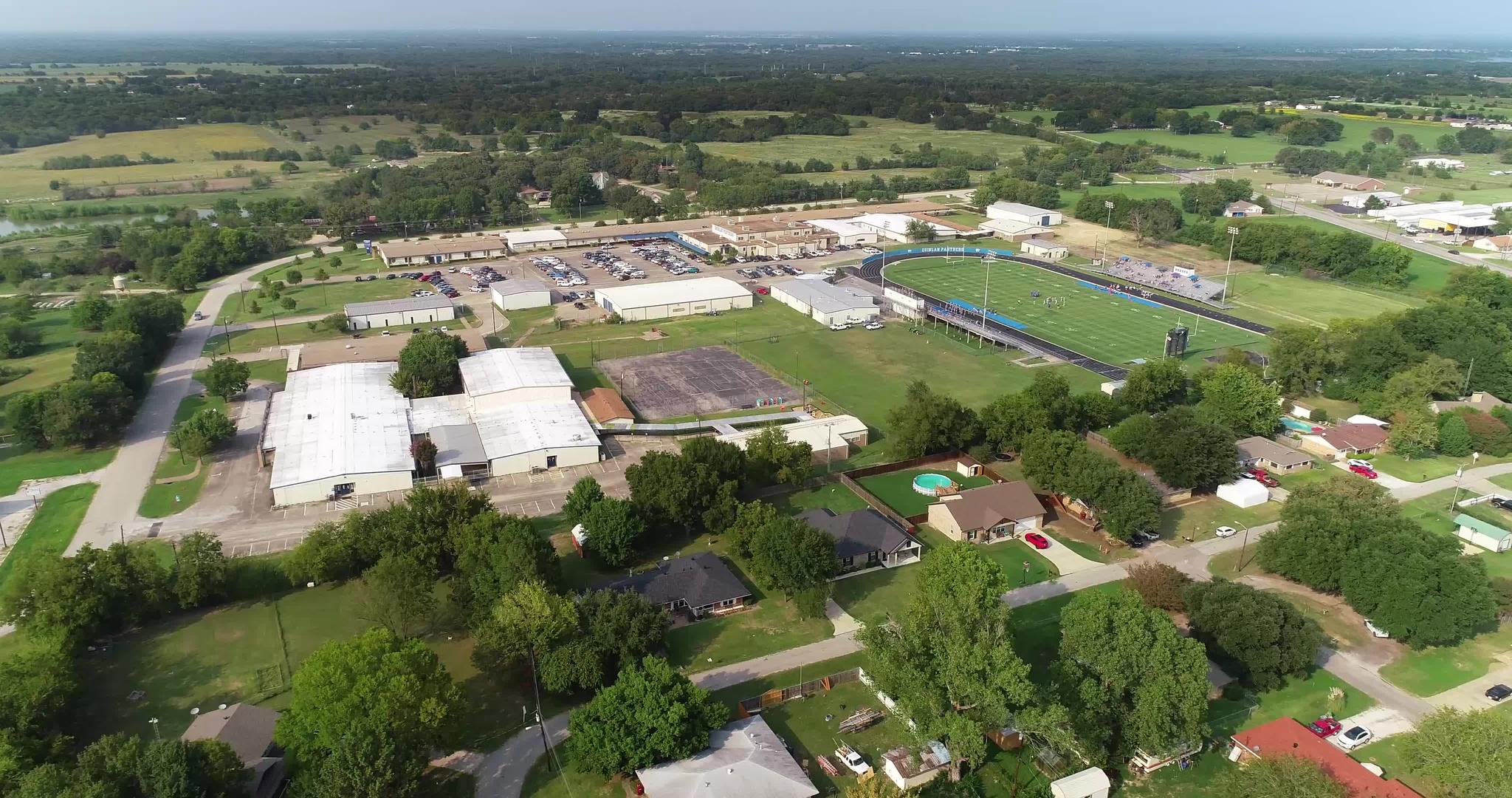 QuinlanTexas的Thompson中学空中视频的预览图