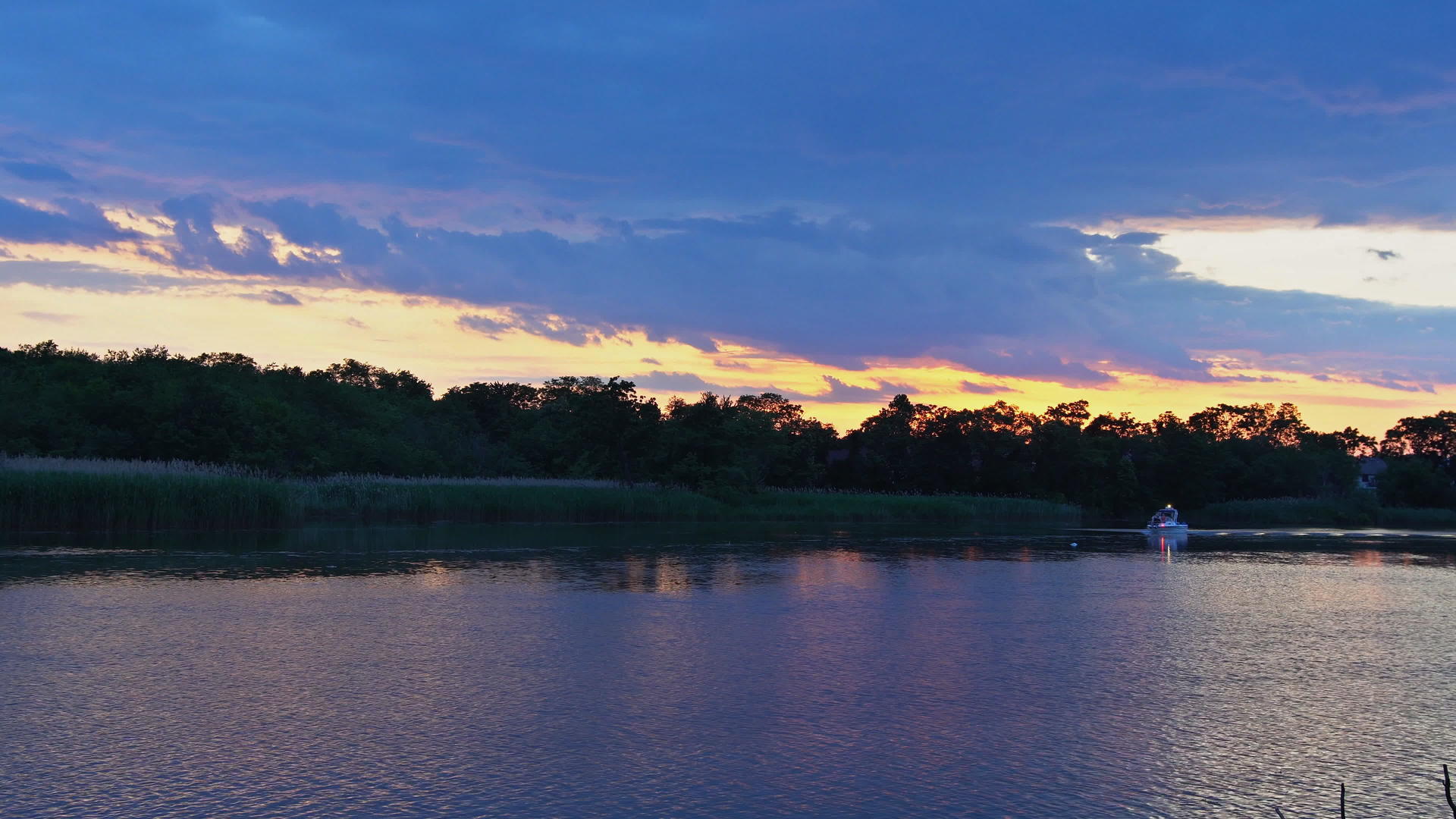 日落时在河里视频的预览图