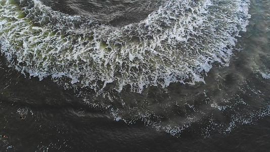 摩托艇的空中飞行视图和发动机由波浪和气泡循环组成视频的预览图