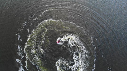 一艘漂浮在水面上的艘漂浮在水面上的船的顶部令人惊叹视频的预览图