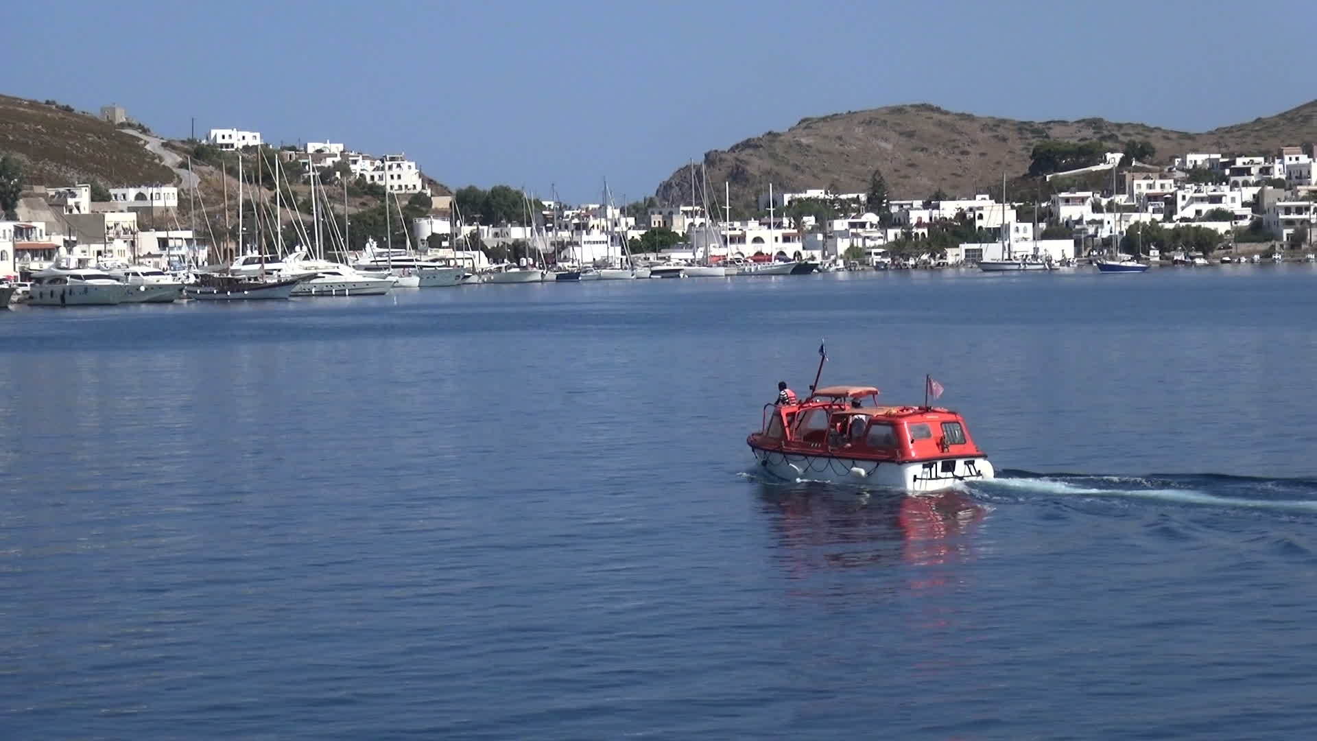 小型机动船抵达岛上视频的预览图