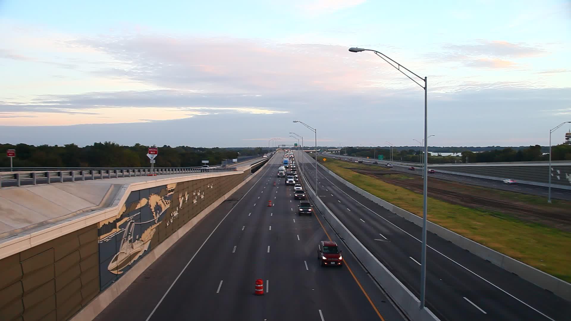 在列维斯维尔德克萨斯州e高速公路上的汽车视频的预览图